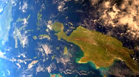 New Guinea lies in a warm tropical belt - Jungles online